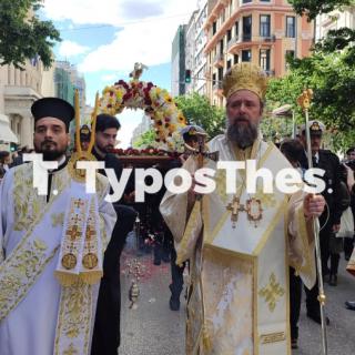 Θεσσαλονίκη: Ο πρώτος Επιτάφιος - Χιλιάδες πιστοί ακολουθούν (ΦΩΤΟ + VIDEO)